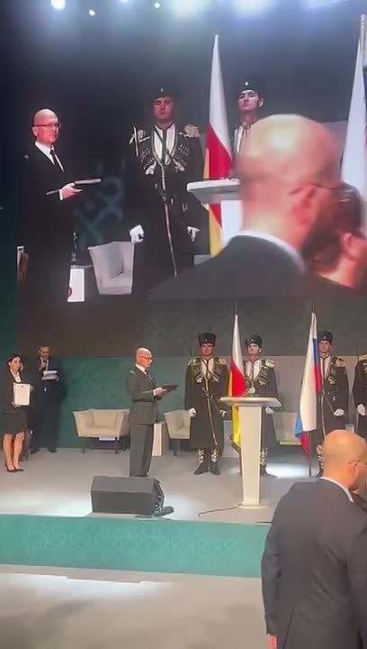 Медаль "Золотая Звезда" передана родителям Героя России Радислава Хугаева