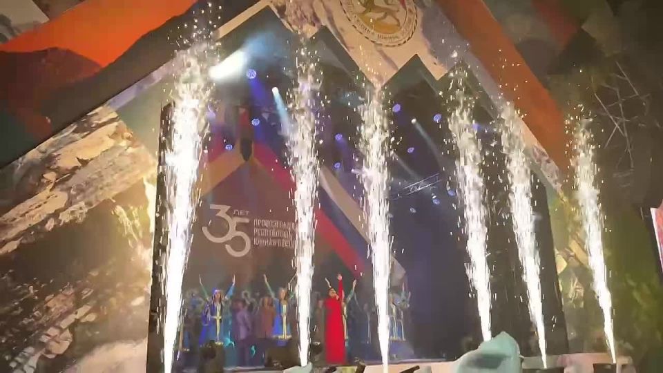 В столице Южной Осетии проходит масштабный концерт, посвящённый 35-летию провозглашения республики