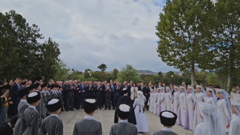 Президент Алан Гаглоев и первый замглавы администрации президента РФ Сергей Кириенко посетили "Осетинское подворье"