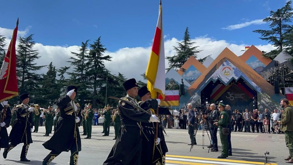 Военный парад в честь 35-летия провозглашения Республики Южная Осетия прошел в Цхинвале