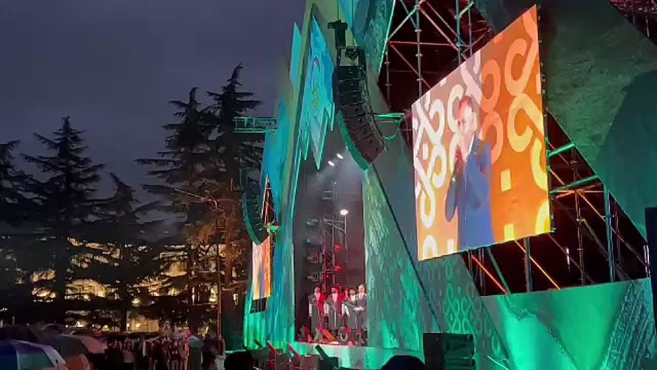 В Цхинвале проходит праздничный концерт с участием российских звезд