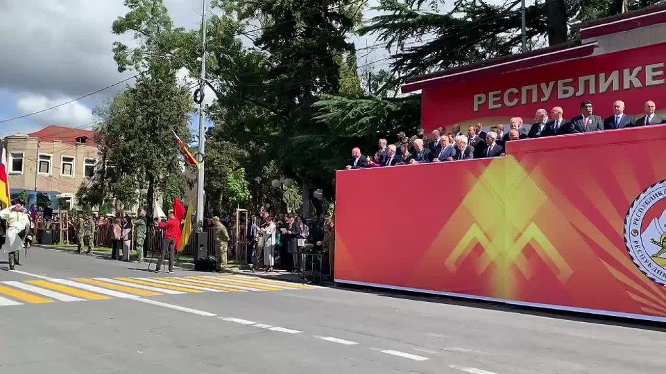 В Цхинвале начался военный парад в ознаменование 35 годовщины Дня Республики