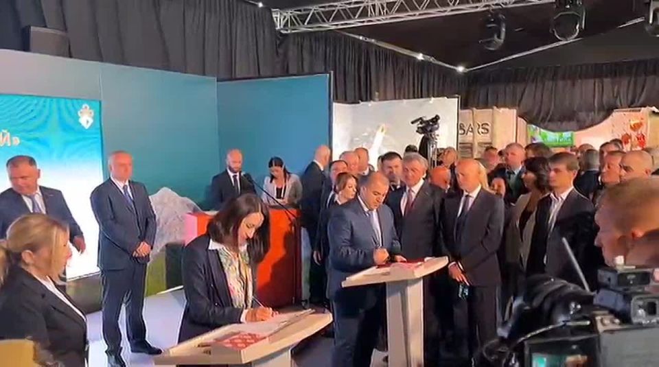 Также было подписано соглашение между Республикой Южная Осетия и Российской Федерацией о взаимном зачете в выслугу лет в таможенных органах Республики Южная Осетия и Российской Федерации