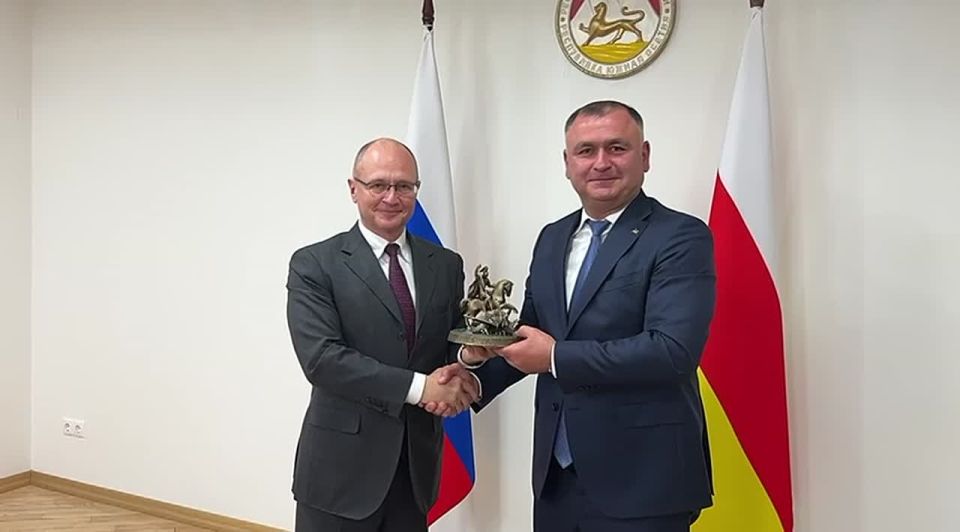 Первый заместитель руководителя Администрации президента РФ Сергей Кириенко провёл встречу с президентом Южной Осетии Аланом Гаглоевым во время визита по случаю празднования 35-летия провозглашения республики