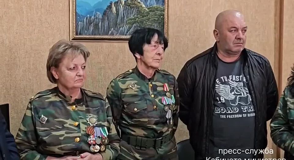 Премьер-министр Владимир Делба и спикер Парламента Лаша Ашуба посетили Посольство Абхазии в Южной Осетии