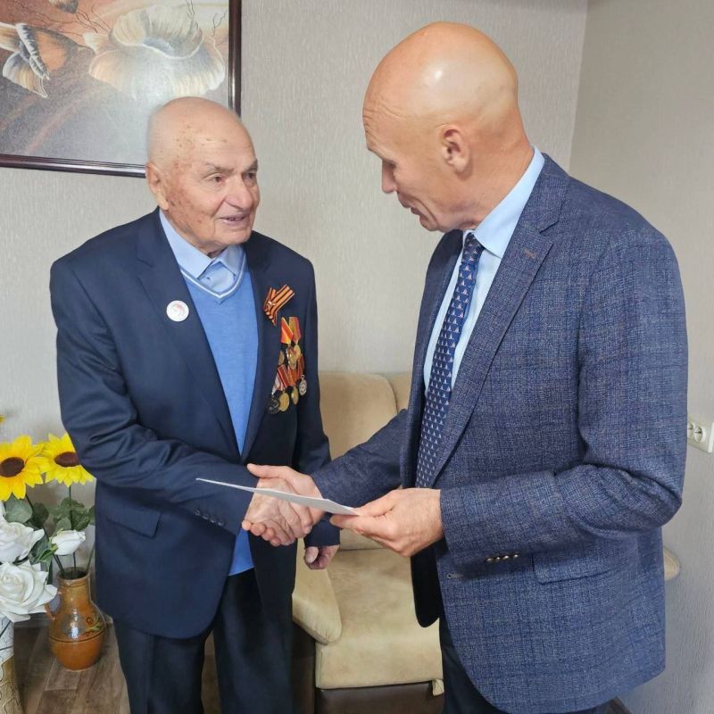 Посол России в Южной Осетии Марат Кулахметов поздравил ветеранов ВОВ – тружеников тыла Василия Джабиева и Заура Ванеева с 80-летием Победы над милитаристской Японией и окончанием Второй мировой войны