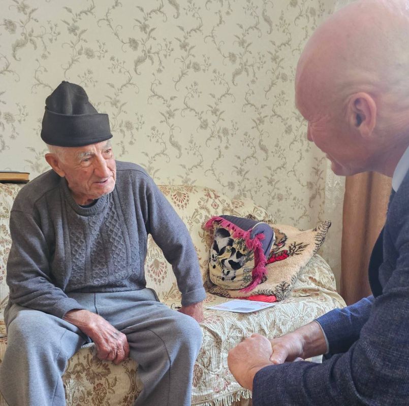 Посол России в Южной Осетии М.М.Кулахметов поздравил ветеранов Великой Отечественной войны – тружеников тыла В.С.Джабиева и З.Г.Ванеева с 80-летием Победы над милитаристской Японией и окончанием Второй мировой войны