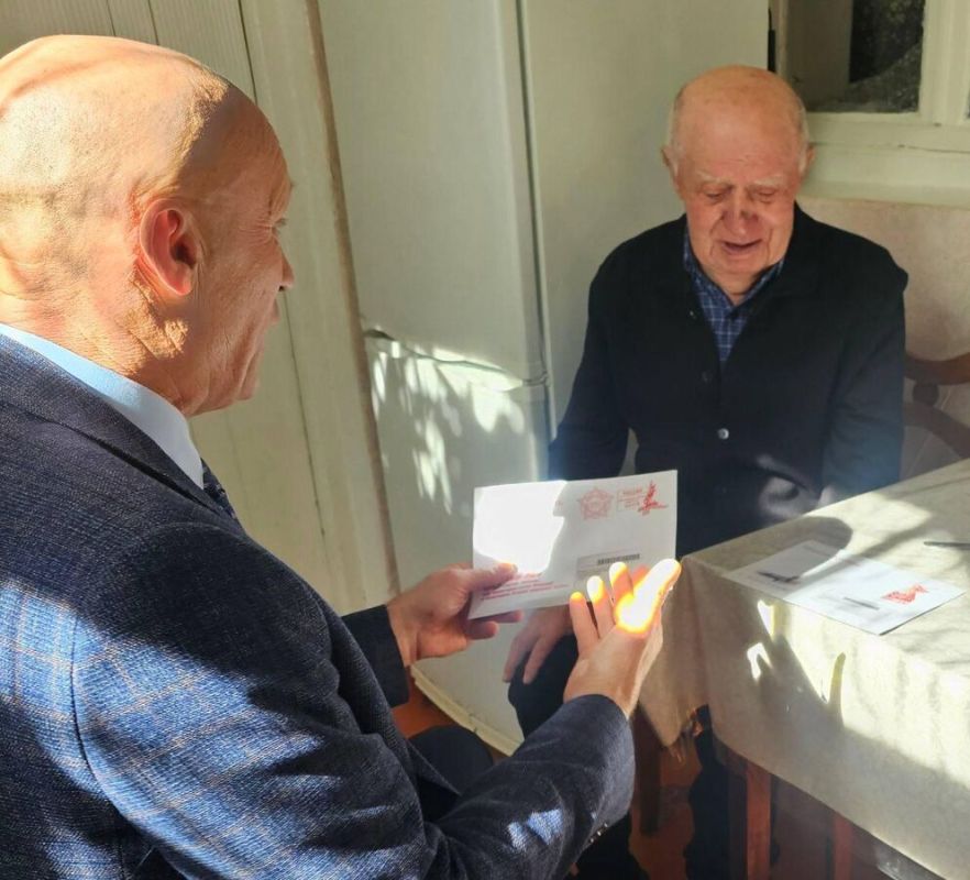 Труженикам тыла из Южной Осетии вручили поздравительные послания от Путина