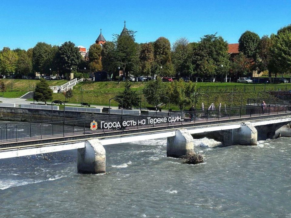 "Город есть на Тереке один": на пешеходном мосту в центре Владикавказа установили инсталляцию