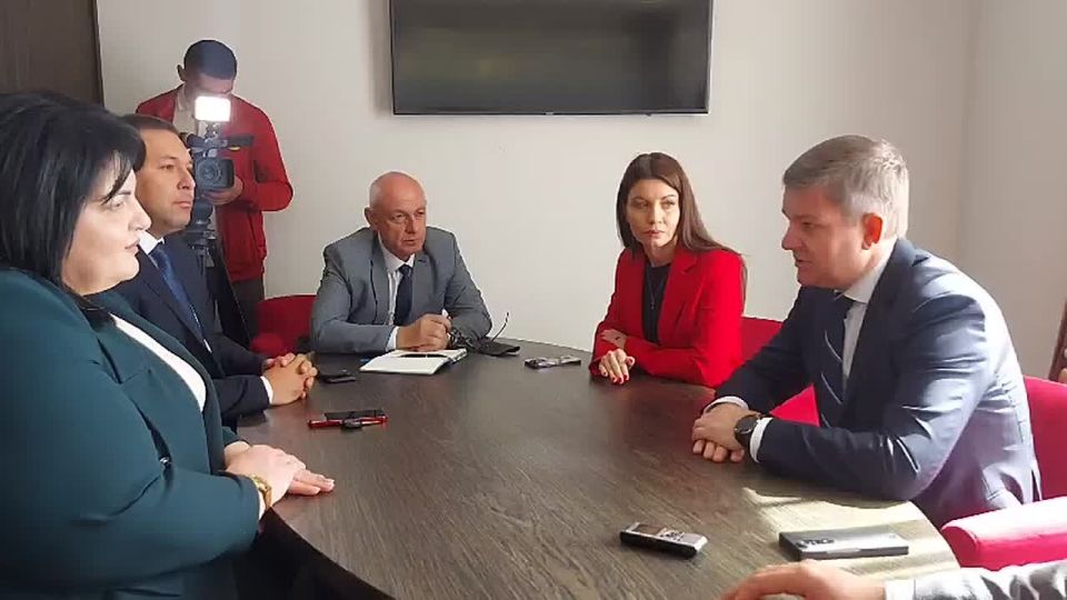 Председатель Президентского фонда культурных инициатив РФ Роман Карманов встретился с Министром культуры РЮО Радой Дзагоевой, руководителем Госдрамтеатра Григорием Мамиевым и директором Госансамбля «Симд» Владимиром..