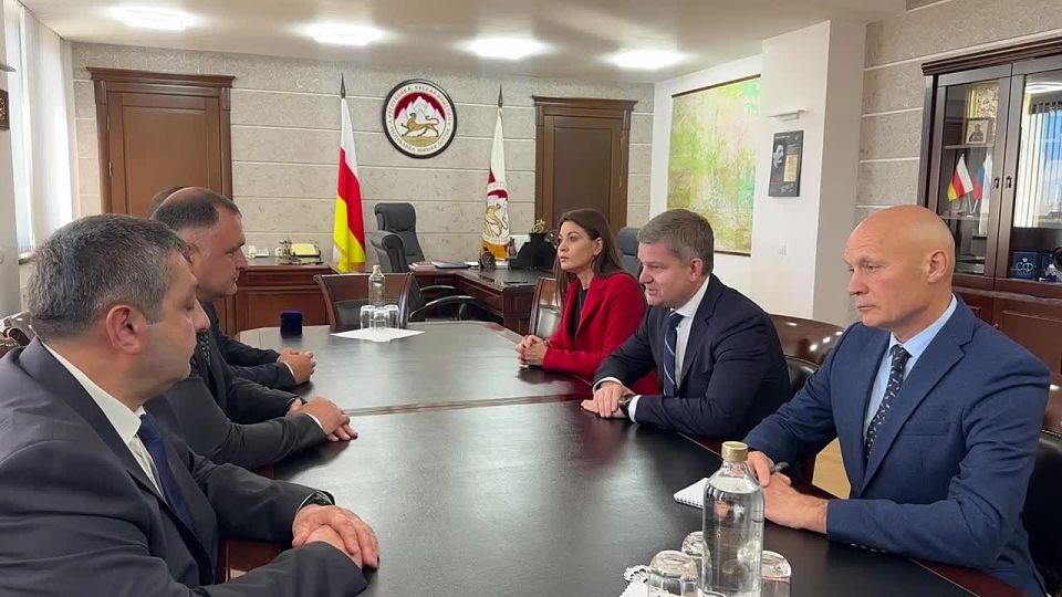 Президент Алан Гаглоев встретился с председателем Президентского фонда культурных инициатив РФ Романом Кармановым