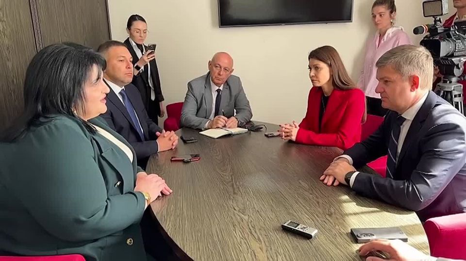 Председатель Президентского фонда культурных инициатив России Роман Карманов встретился с министром культуры республики Радой Дзагоевой и руководителем ансамбля "Симд" и Государственного драматического театра