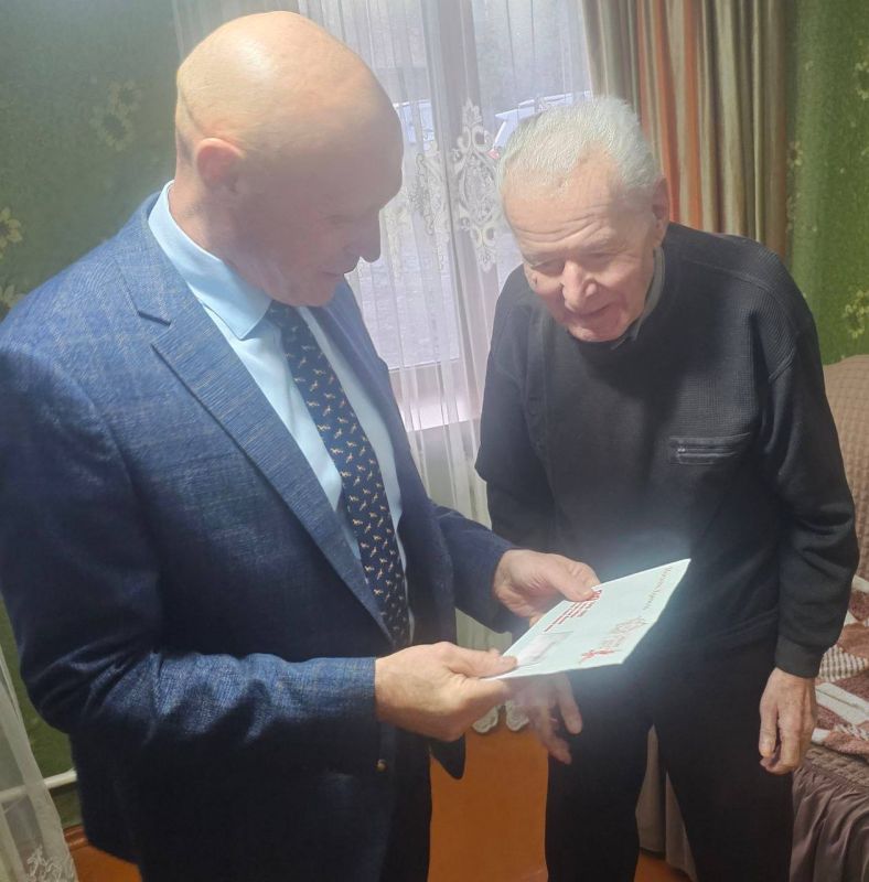 Посол России в Южной Осетии М.М.Кулахметов поздравил ветеранов Великой Отечественной войны – тружеников тыла Г.Н.Кулумбегова и А.Г.Кулумбегову с 80-летием Победы над милитаристской Японией и окончанием Второй мировой войны