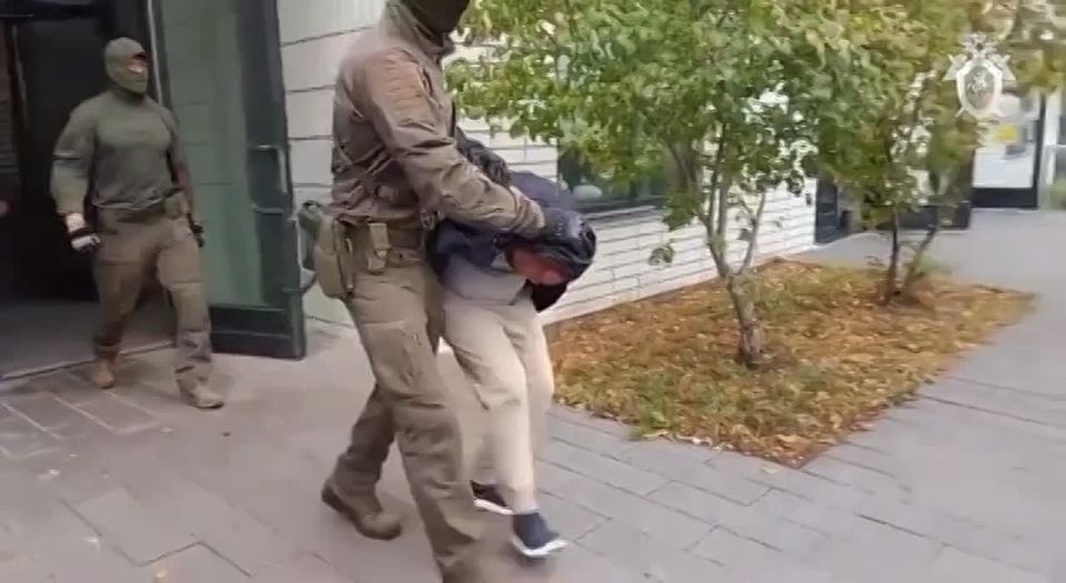 В Москве задержаны старший инспектор МВД РФ и его подельники за незаконную легализацию мигрантов, сообщает СК России