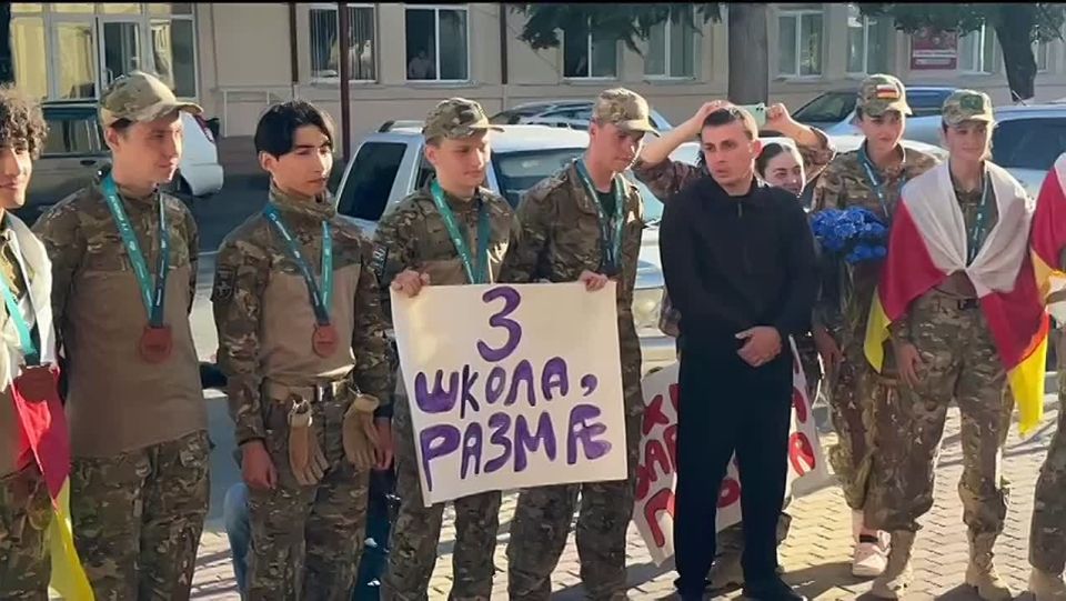 В Цхинвале торжественно встретили команду из Южной Осетии, которая стала бронзовым призёром всероссийской военно-патриотической игры "Зарница"