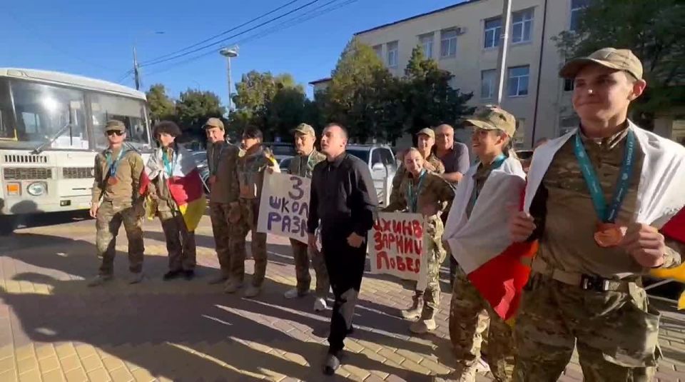 В Цхинвальской школе №3 состоялась торжественная встреча бронзовых призеров всероссийской военно-патриотической игры «Зарница»