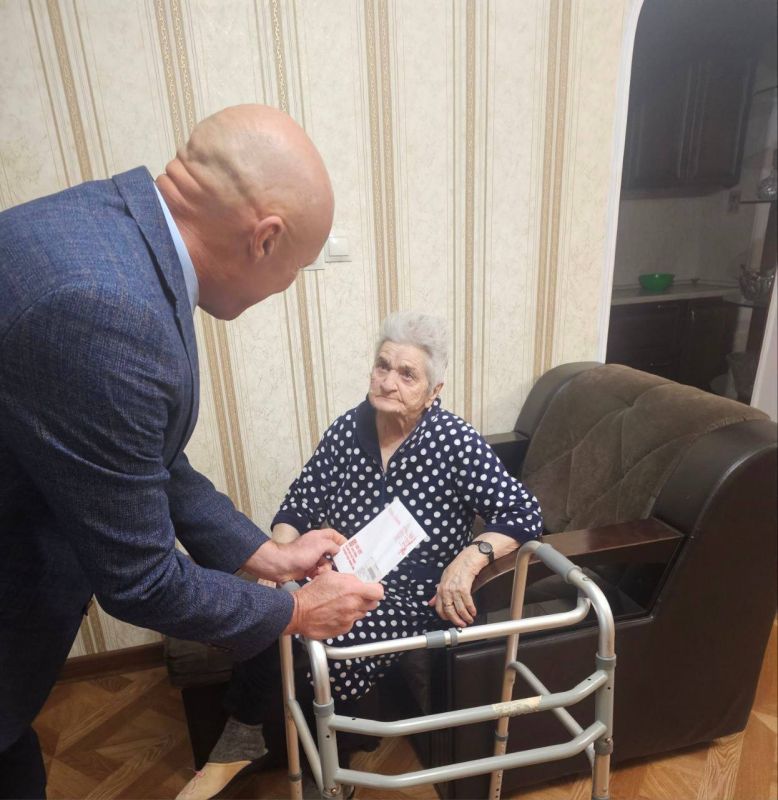 Посол России в Южной Осетии Марат Кулахметов передал труженикам тыла поздравления от Путина