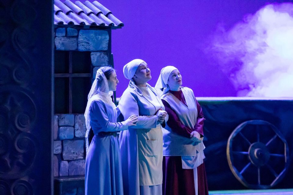 В новой комедии Руслана Цагараева главные роли сыграли молодые актрисы Госдрамтеатра РЮО