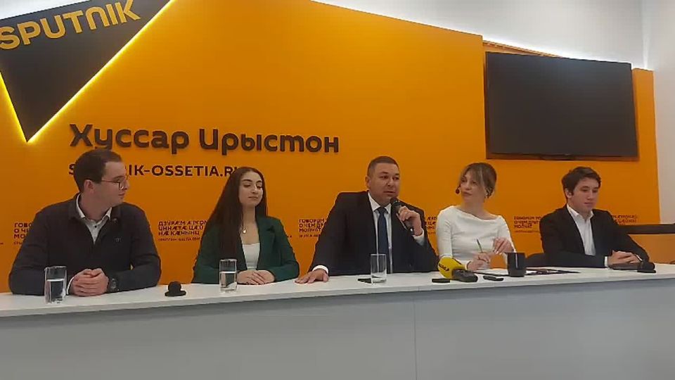 В Цхинвале проходит брифинг заместителя руководителя администрации президента Южной Осетии Алана Тибилова, посвященный итогам участия южноосетинской делегации во Всемирном фестивале молодежи, который проходил с 17 по 21..
