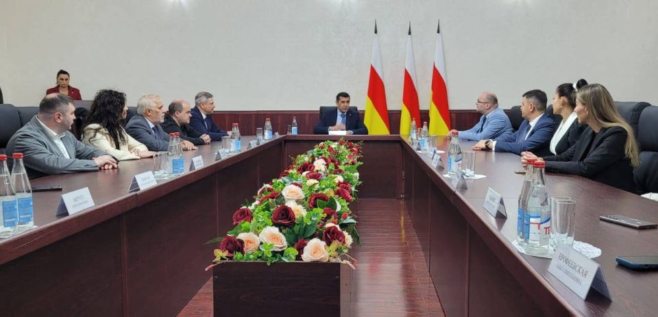 Председатель Нацбанка РЮО Сослан Бекоев наградил коллег к 35-летию образования Республики