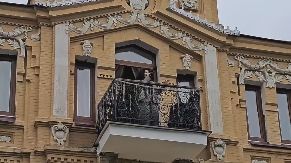 Музыка на высоте. В День города во Владикавказе на балконах Художественного музея имени Махарбека Туганова и гостиницы «Империал» для горожан и гостей столицы Северной Осетии выступили известные артисты и музыканты республики