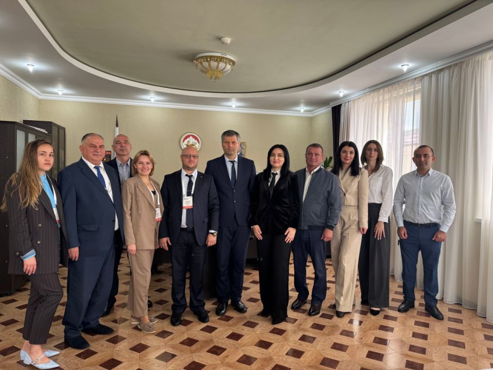 Заместитель руководителя Росреестра Максим Смирнов в ходе рабочего визита в Южную Осетию обсудил с Министром юстиции Республики Аланом Джиоевым сотрудничество в сфере развития информационных систем