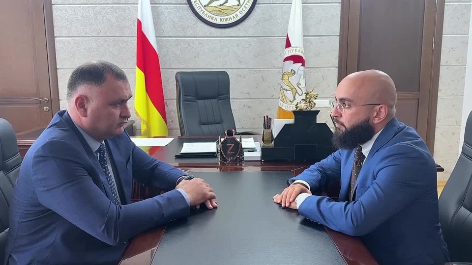 Глава минздрава Южной Осетии Сослан Наниев доложил президенту Алану Гаглоеву о завершении этапа передачи медицинского оборудования, предоставленного югоосетинскому здравоохранению российскими коллегами