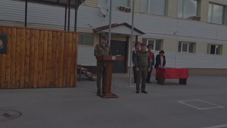 В честь 35-летия Республики Министр обороны гвардии генерал-лейтенант Юрий Яровицкий вручил награды и присвоил воинские звания военнослужащим