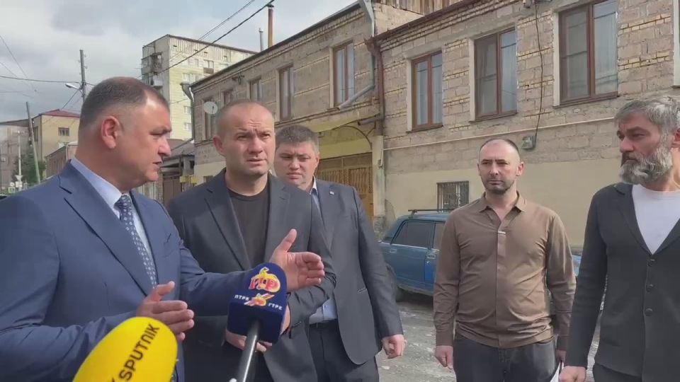 Президент Алан Гаглоев проводит инспекционный объезд улиц, строящихся в рамках инвестпрограммы