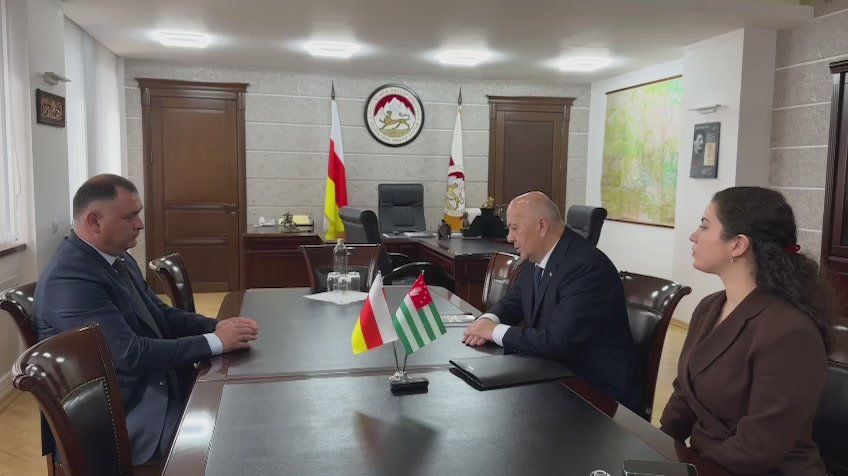 Особый характер отношений: Гаглоев принял посла Абхазии в Южной Осетии