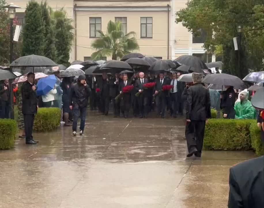 Делегация Южной Осетии, возглавляемая премьер-министром Константином Джуссоевым, возложила цветы к мемориалу погибшим в Отечественной войне народа Абхазии