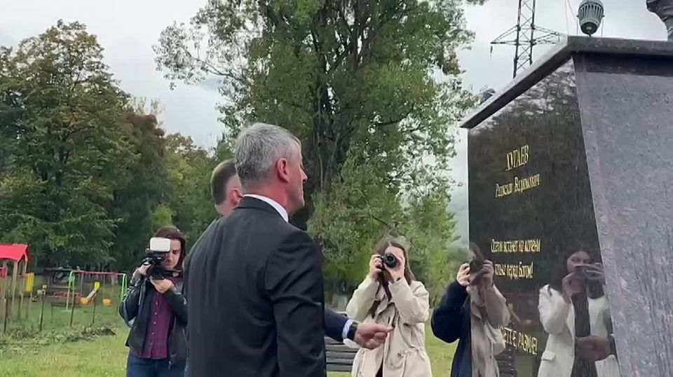 Руководство республики во главе с президентом Аланом Гаглоевым возложило цветы к памятнику Героя России Радислава Хугаева в его родном городе Квайса