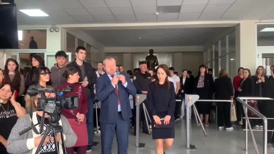 В Юго-Осетинском государственном университете (ЮОГУ) открылась фотовыставка под названием "Мариуполь 2022-2025"