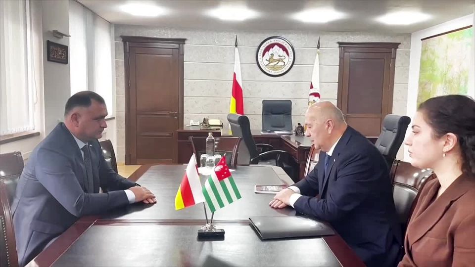 Посол Абхазии в Южной Осетии Алан Елбакив поблагодарил президента Алана Гаглоева за поздравление, отметив, что этот день является знаковым для Абхазии