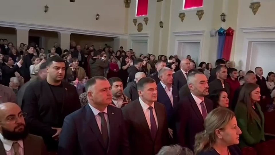 Известный исполнитель Альберт Лалиев на торжественном мероприятии в Квайсе исполнил песню, посвященную Герою России Радиславу Хугаеву