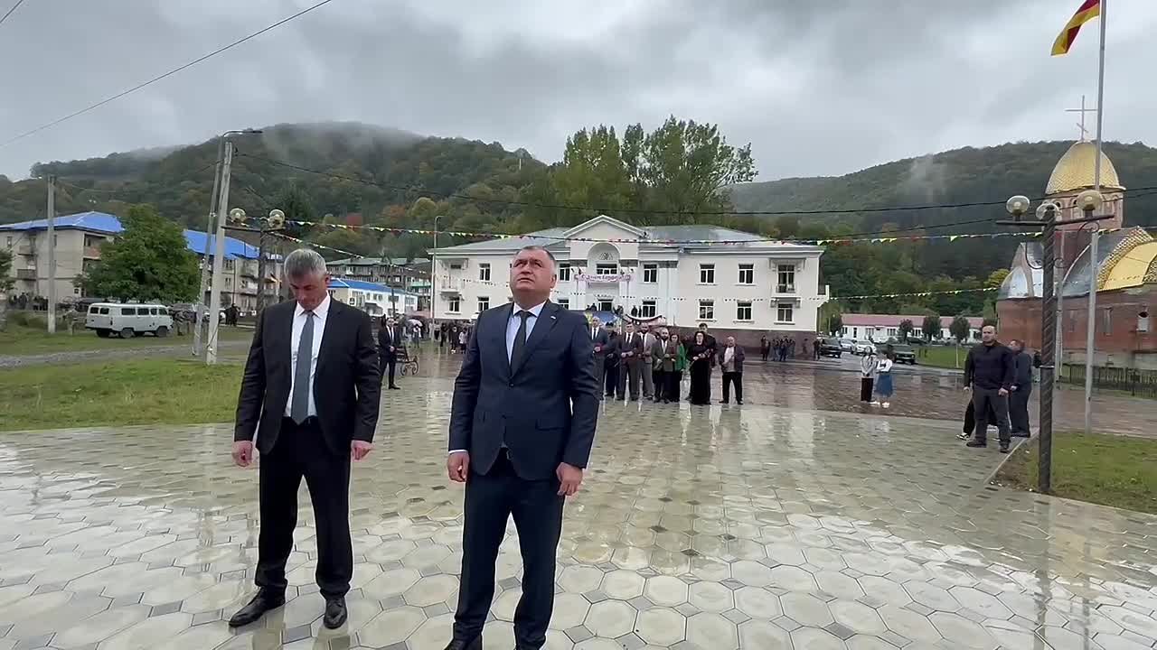 Руководство Южной Осетии во главе с президентом Аланом Гаглоевым возложили цветы к памятнику Героя России Радислава Хугаева