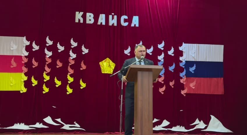 Президент Алан Гаглоев передал городу Квайса новый автомобиль скорой помощи