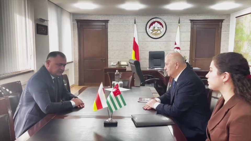 Президент Алан Гаглоев во вторник встретился с послом Абхазии в Южной Осетии Аланом Елбакиевым