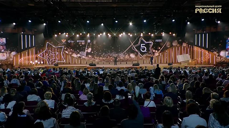 Педагоги формируют будущее страны — Кириенко на Всероссийском форуме классных руководителей