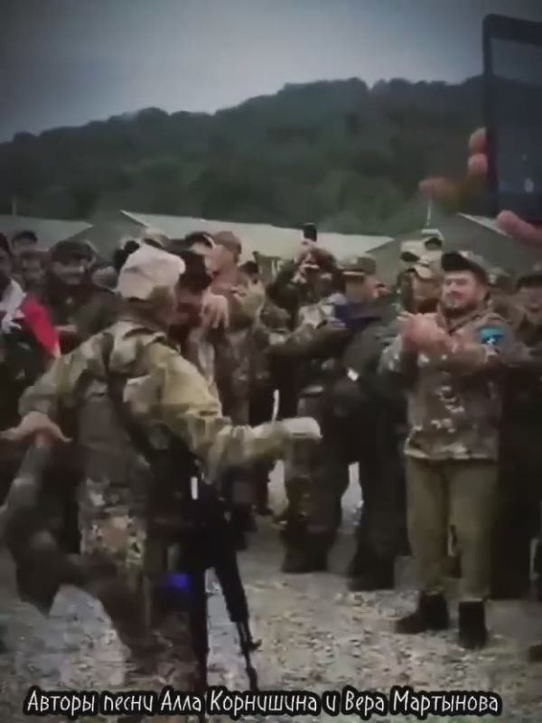 В сети набирает популярность ролик, где бойцы СВО танцуют