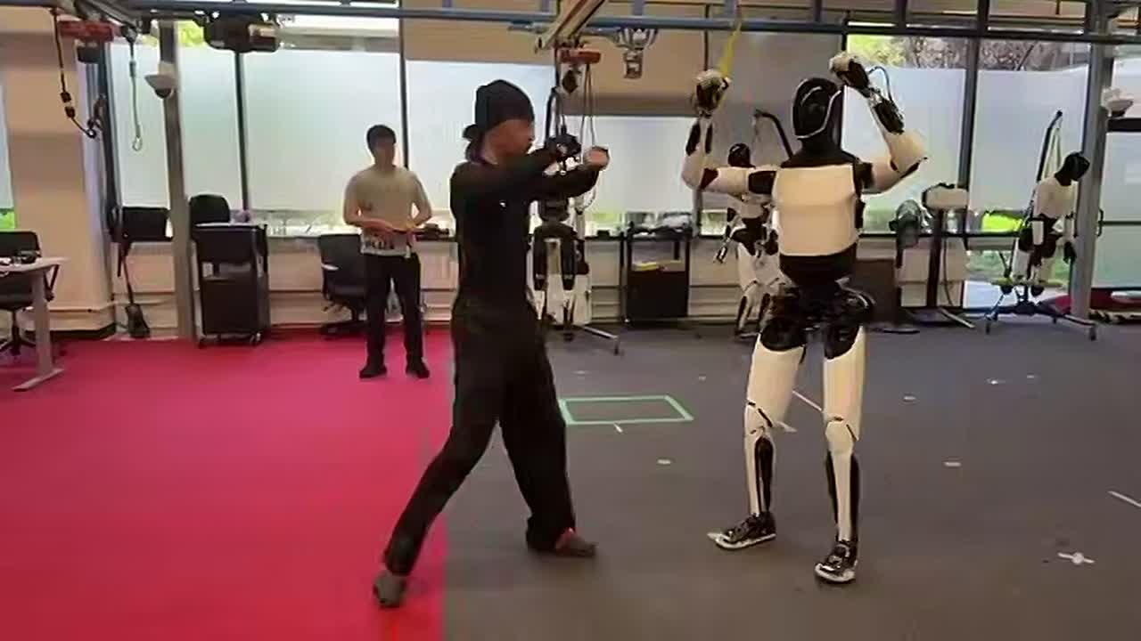 Гуманоидный робот Optimus тренируется в стиле боевых искусств кунг-фу