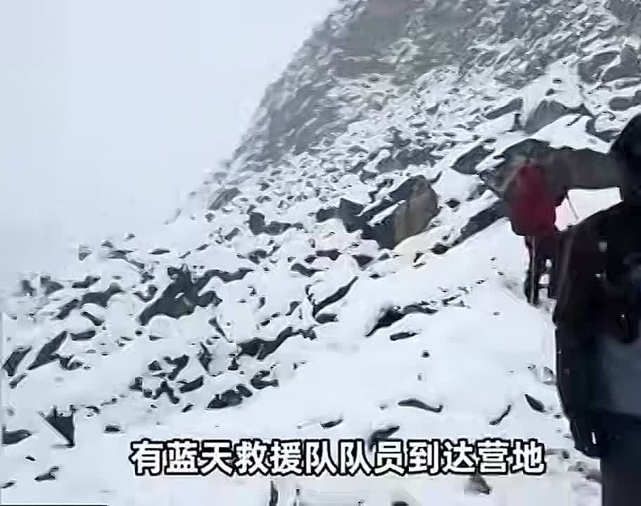 На восточном склоне Эвереста около тысячи человек оказались в снежном плену