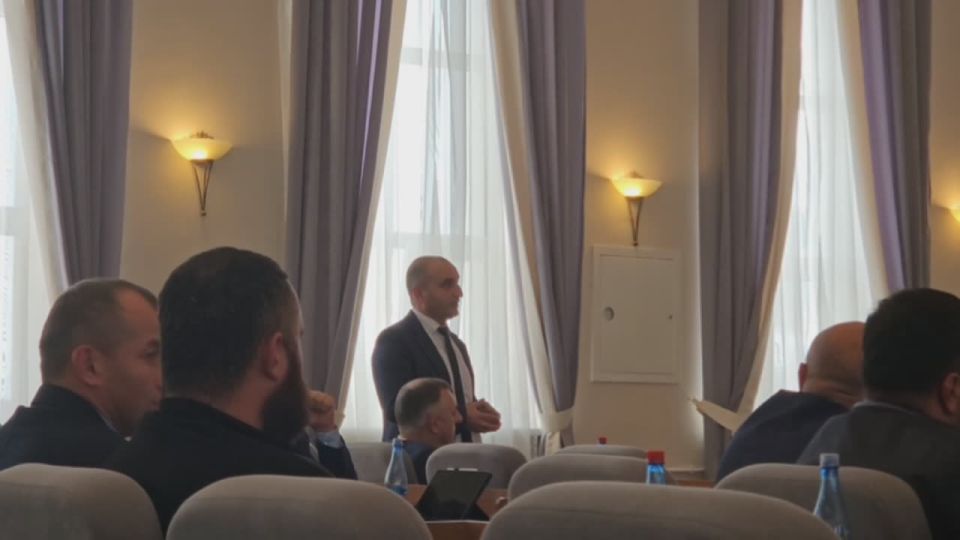 На заседании парламента в рамках раздела "Разное" был поднят вопрос о публикациях в социальных сетях, распространяющих заведомо ложную информацию и оценочные суждениях авторов, порочащие честь и достоинство граждан