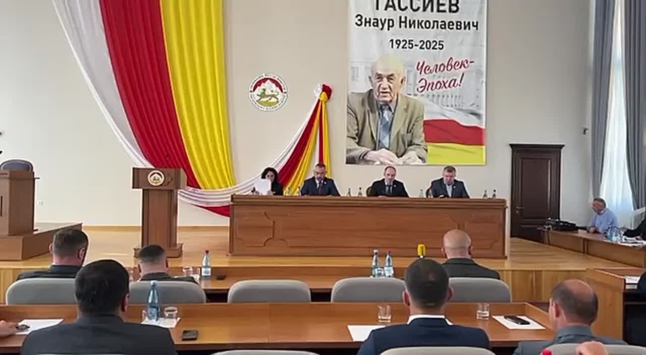 Первое заседание осенней сессии парламента Южной Осетии начало свою работу