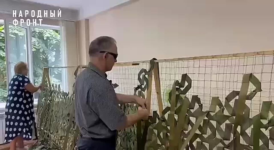 Сердце видит больше, чем глаза: незрячий волонтёр сообщества "Согрей солдата" на ощупь плетёт маскировочные сети