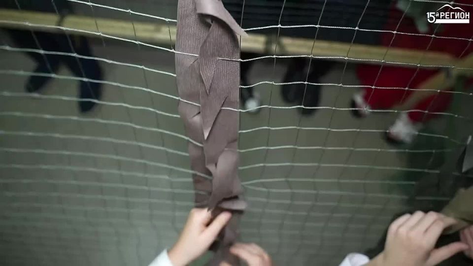 Студенты Медколледжа в РСО-Алания плетут маскировочные сети для бойцов СВО