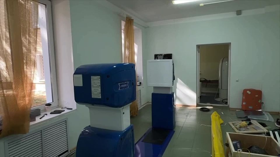 Российский инженер Дмитрий Чернов настраивает флюорограф с виртуальным растром и искусственным интеллектом