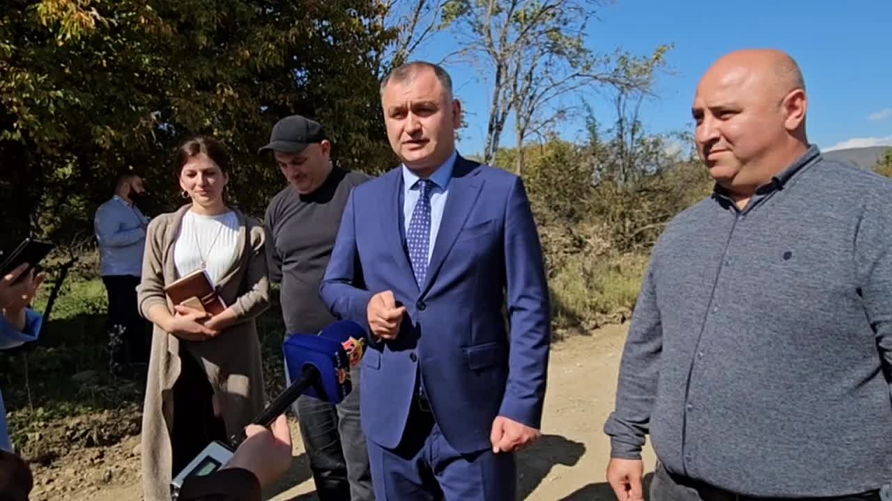 Президент Алан Гаглоев проинспектировал ход строительных работ на автодороге, ведущей в село Корнис