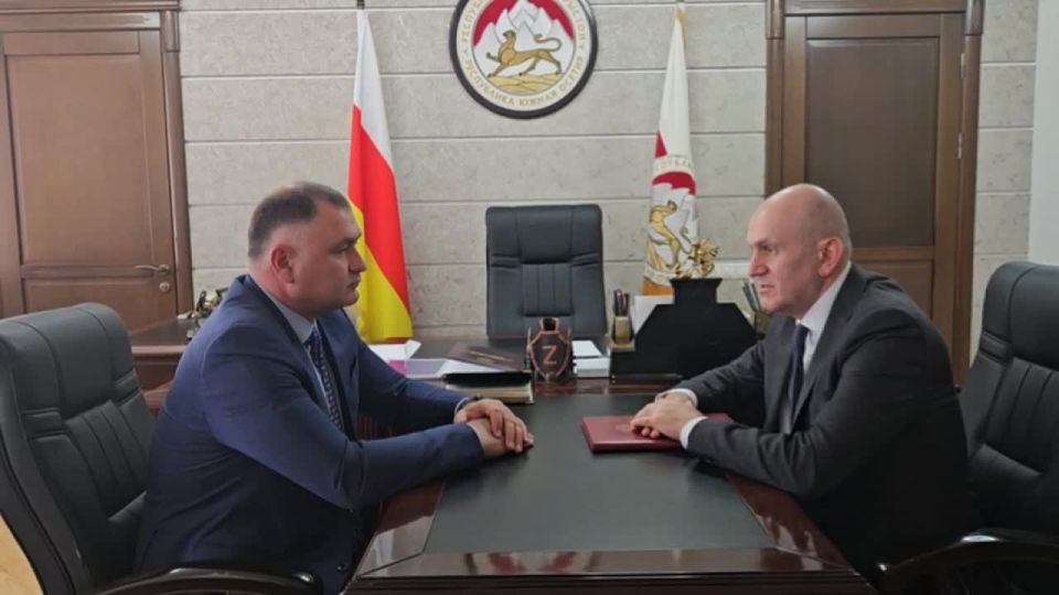 Президент Алан Гаглоев провел рабочую встречу с Ахсаром Джиоевым, возглавляющим МИД РЮО