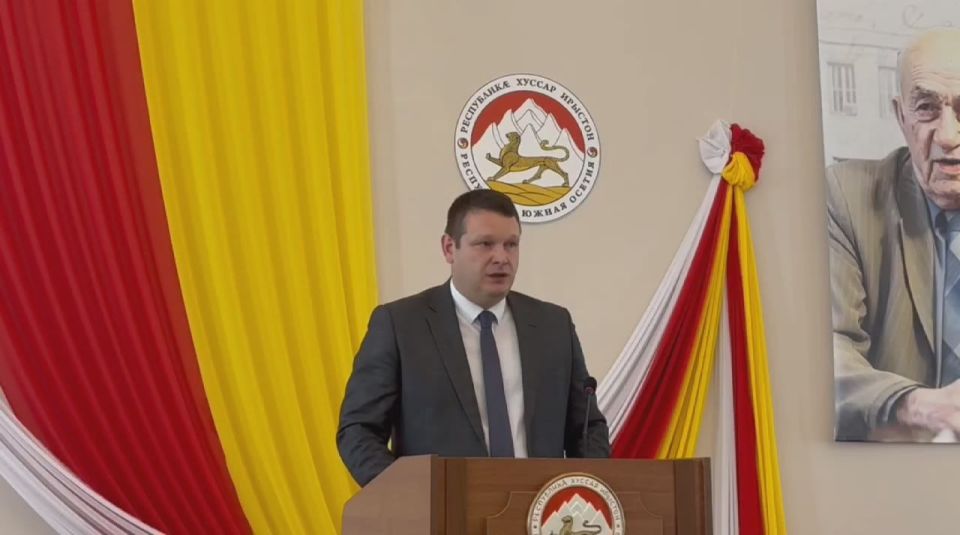 В Цхинвале прошла торжественная церемония награждения работников системы образования, приуроченная ко Дню учителя